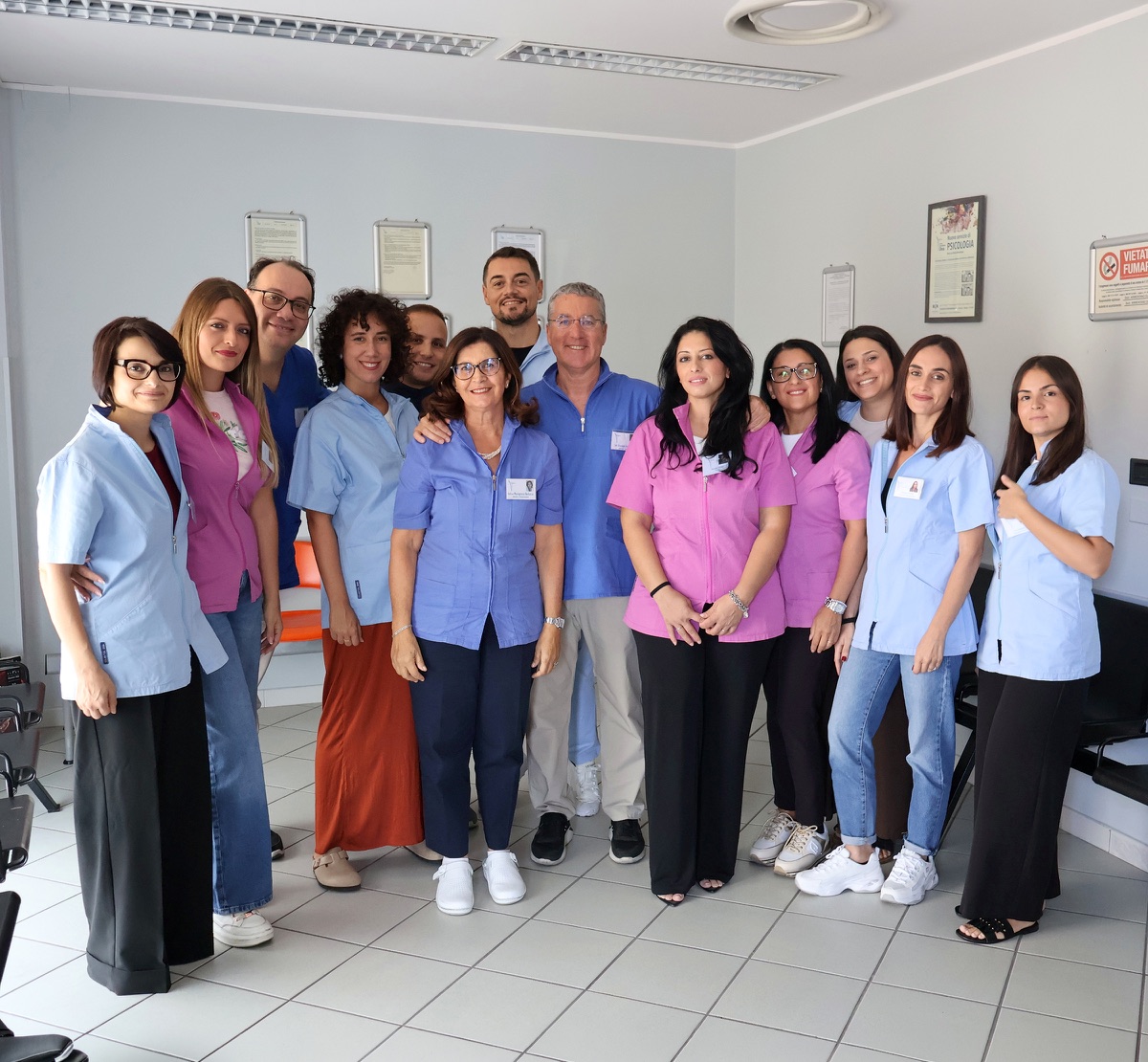 Lo staff del Centro DEA nella sala d’attesa